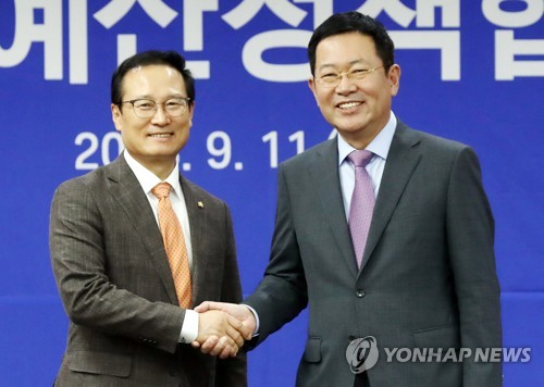악수하는 홍영표·박남춘