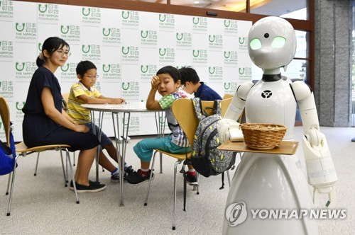 손님 맞는 분신 로봇 오리히메