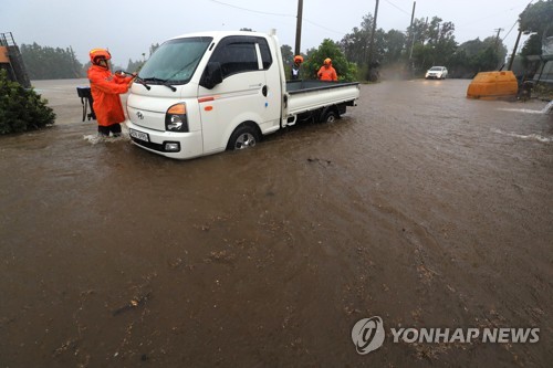고립 차량 운전자 구조하는 119구조대원