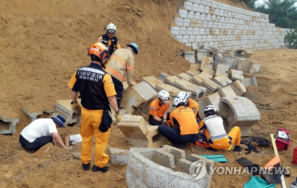 공장 신축공사 현장서 붕괴사고
