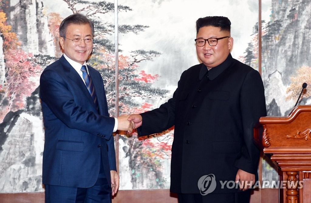 South Korean President Moon Jae-in (L) and North Korean leader Kim Jong-un shake hands after signing a joint declaration following their summit talks in Pyongyang on Sept. 19, 2018. (Yonhap)
