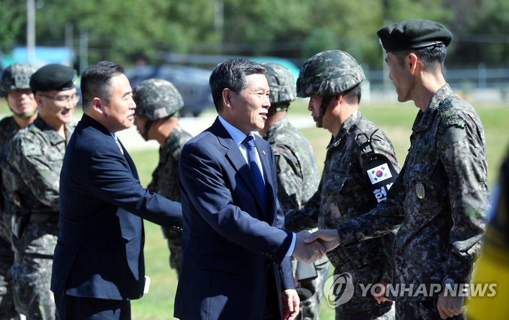 This photo provided by the Defense Ministry shows new Defense Minister Jeong Kyeong-doo shaking hands with South Korean soldiers in the Joint Security Area on Sept. 24, 2018. (Yonhap)