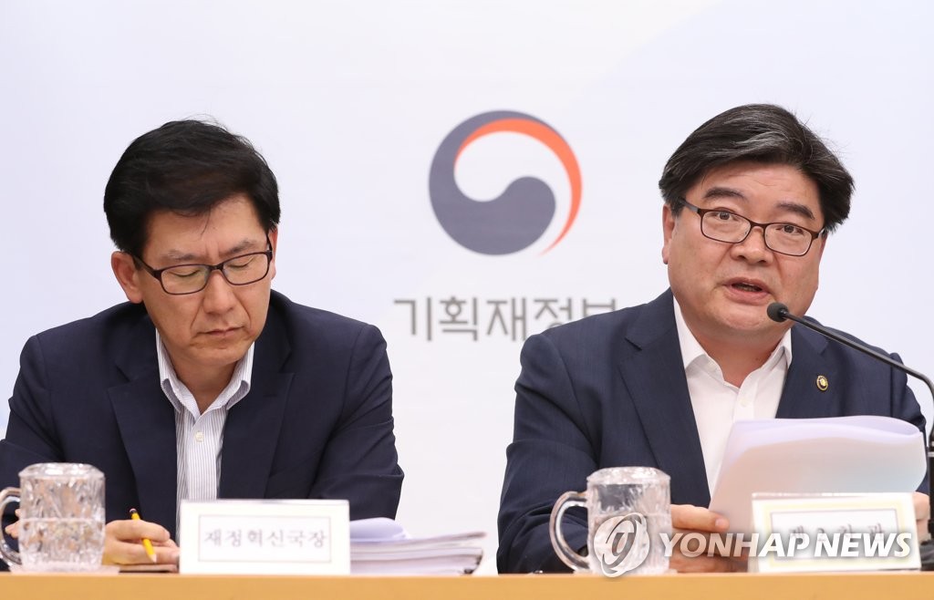 공식 브리핑하는 김용진 2차관