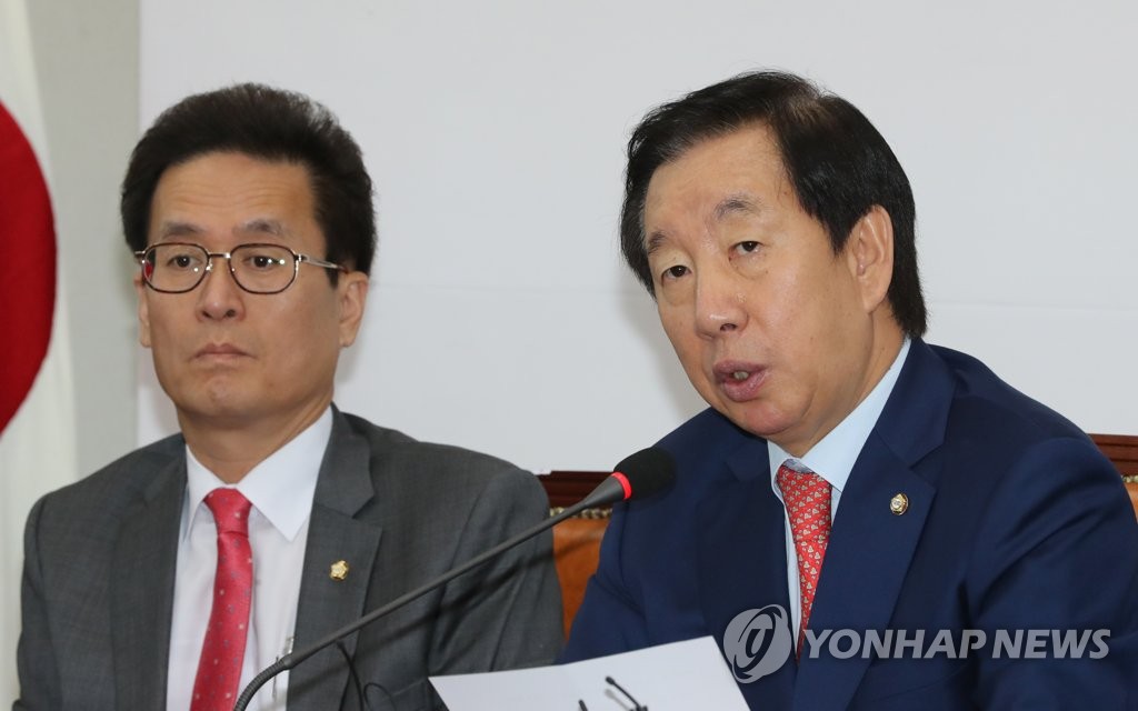 발언하는 김성태 원내대표