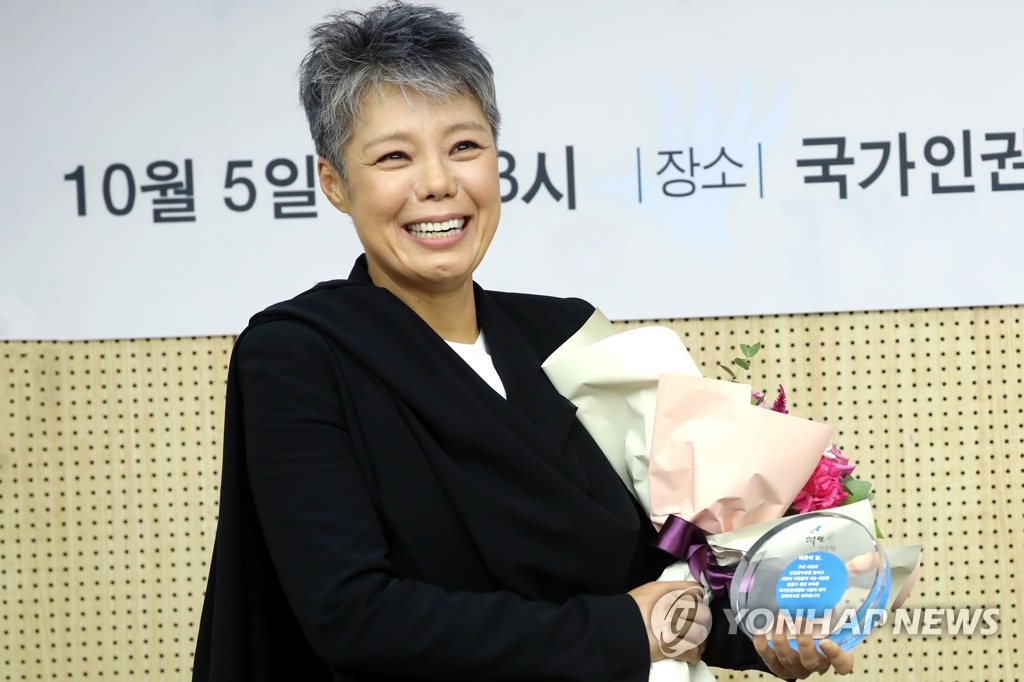 '맨발의 디바' 이은미, 사형제 폐지 명예대사 위촉