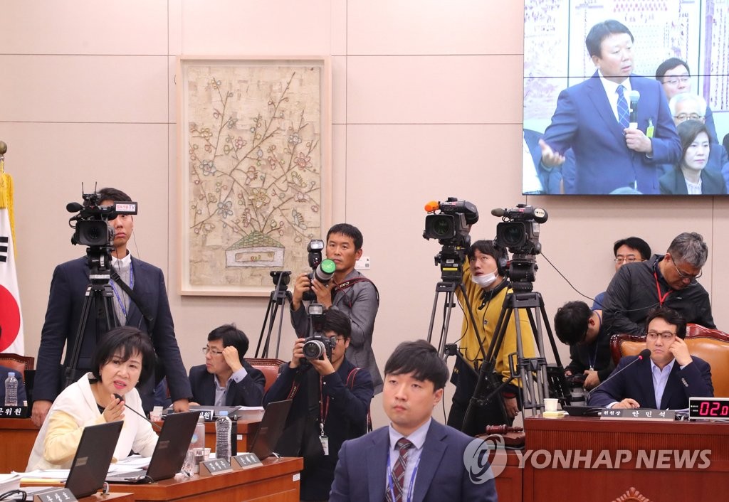 선동열 감독에게 질의하는 손혜원 의원