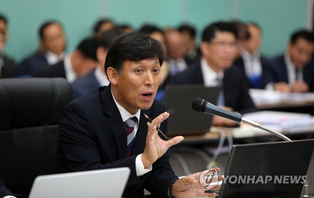 답변하는 관세청장