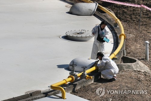 유증 환기구 조사하는 감식팀