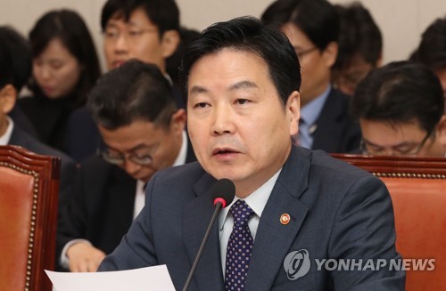 의원질의에 답변하는 홍종학