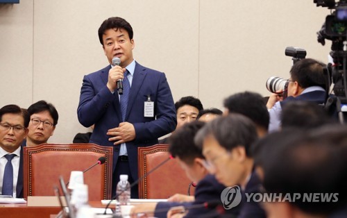 국감 참고인 출석한 백종원
