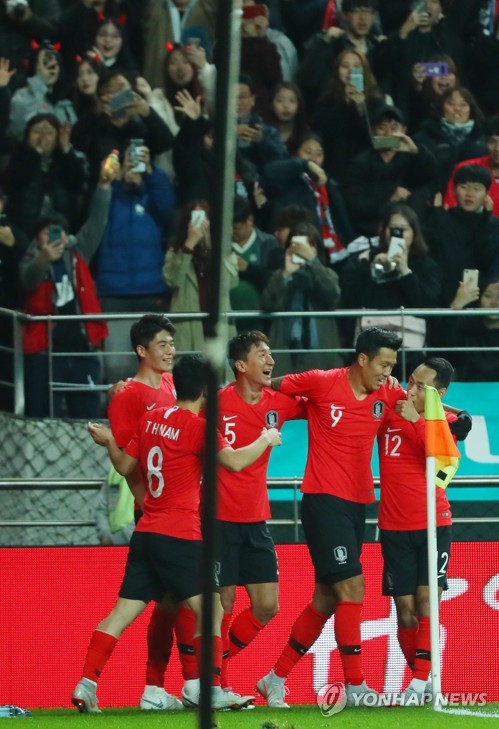 기뻐하는 정우영과 동료들