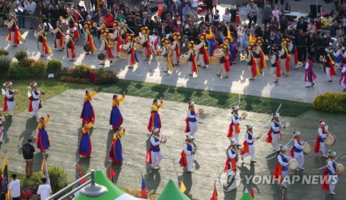 광화문 광장에서 펼쳐진 신명난 길놀이