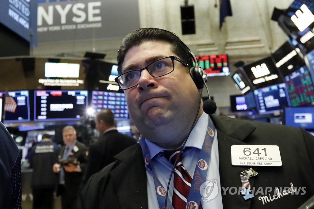 뉴욕증권거래소(NYSE) 입회장의 한 트레이더가 굳은 표정을 하고 있는 모습 [AP=연합뉴스 자료사진] 