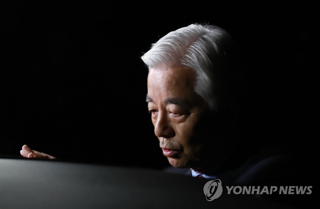 한민구 전 국방부 장관이 지난달 19일 새벽 서울 동부지방검찰청 '계엄령 문건 관련 의혹 군·검 합동수사단'에서 소환 조사를 마친 뒤 귀가하며 차에 오르고 있다. [연합뉴스 자료사진