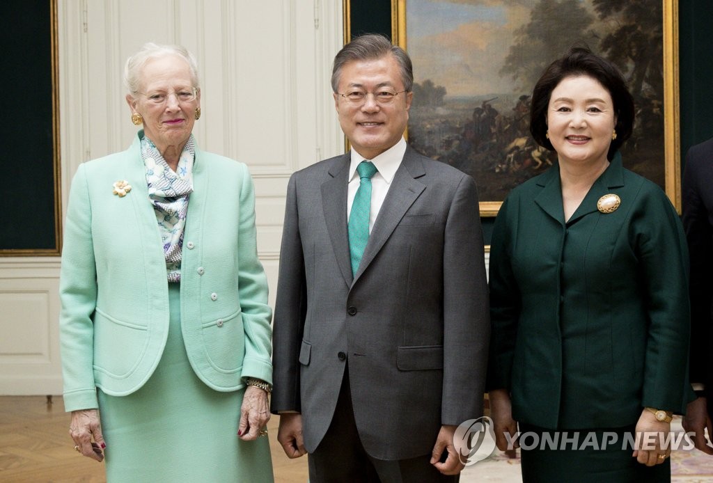 South Korean President Moon Jae-in (C) and his wife, Kim Jung-sook (R), pose for a photo before holding a meeting with Denmark's Queen Margarethe II in Copenhagen on Oct. 20, 2018. (Yonhap)