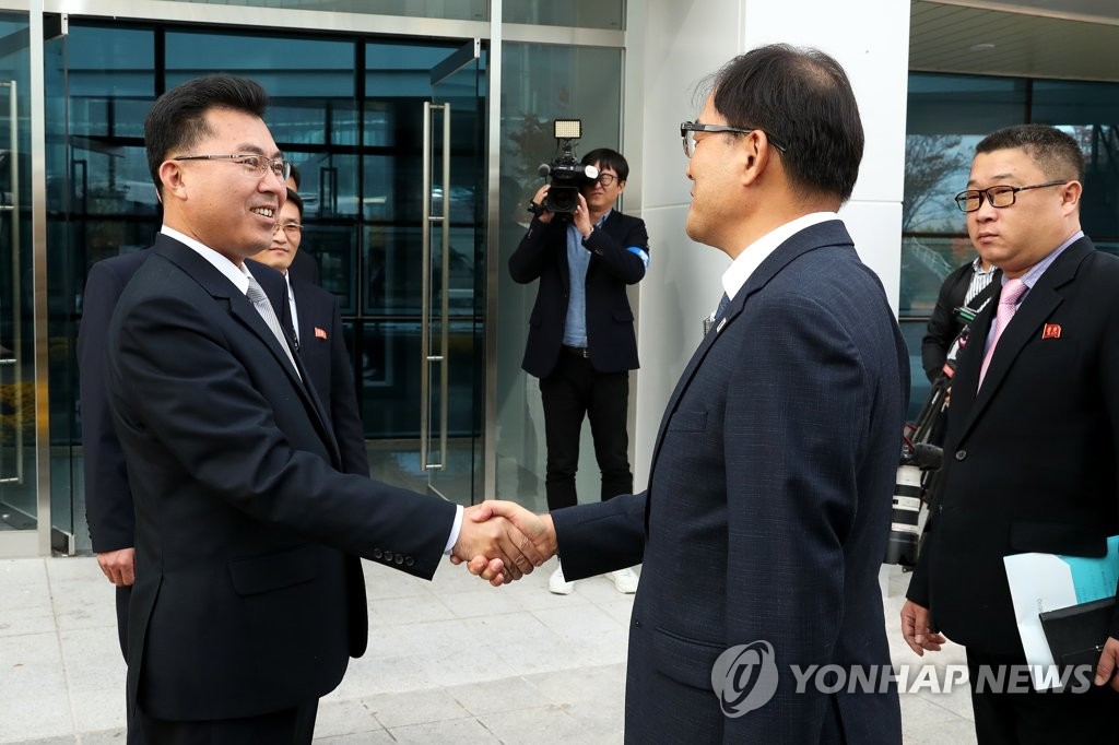 This photo shows South Korea's top delegate, Park Chong-ho (R), shaking hands with his North Korean counterpart, Kim Song-jun, ahead of their talks on forestry cooperation in the North's border town of Kaesong on Oct. 22, 2018. (Joint Press Corps-Yonhap)