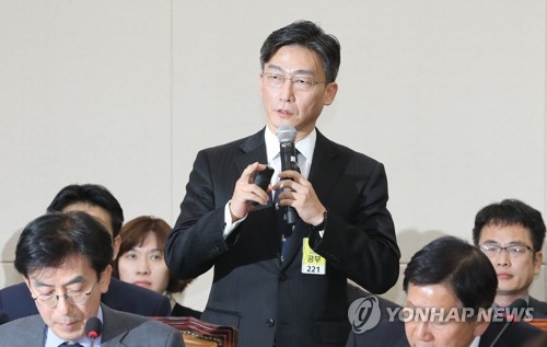 닥터헬기 실태 질의에 답하는 이국종