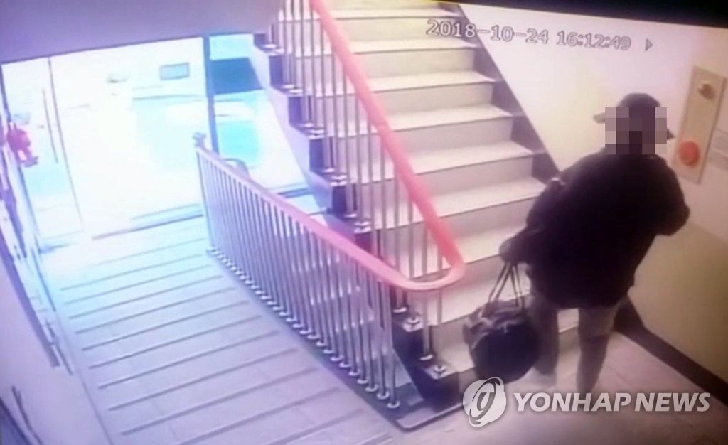 범행 장소 들어가는 부산 일가족 살해 용의자