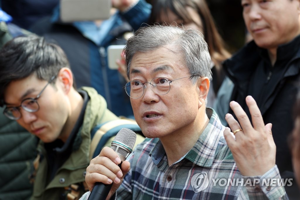 문 대통령, 북악산 정상에서