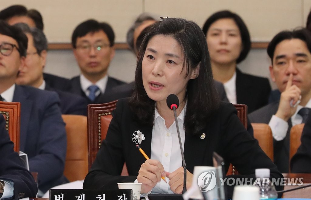답변하는 김외숙 법제처장