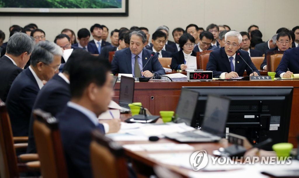 종합감사 질의 답하는 김종석 기상청장