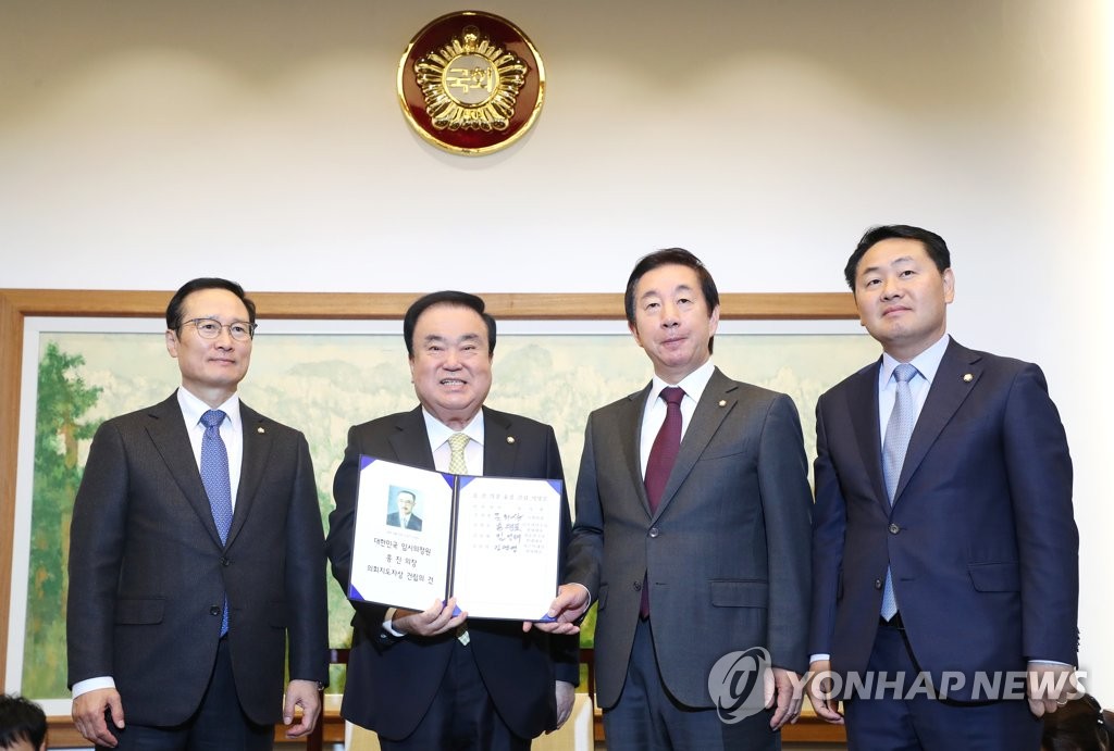 문 의장과 교섭단체 원내대표, '홍진 선생 의회지도자상 건립의 건에 서명'