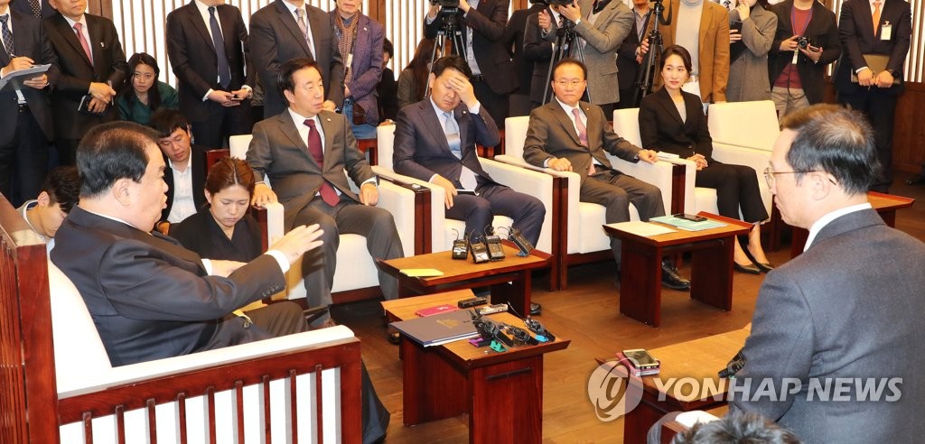 교섭단체 원내대표 회동에서 발언하는 문 의장