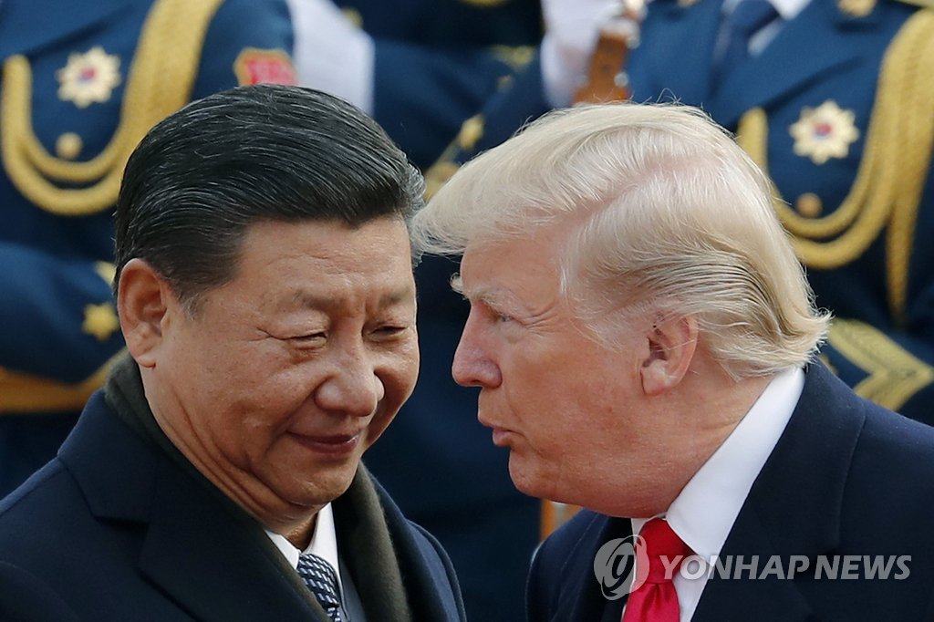 도널드 트럼프 미국 대통령(오른쪽)과 시진핑 중국 국가주석이 지난해 11월 중국 베이징에서 만나 대화를 나누고 있다. [AP=연합뉴스] leekm@yna.co.kr(끝)