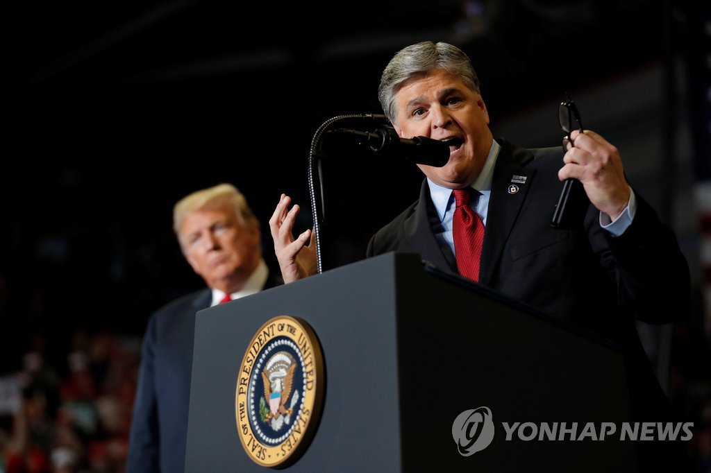 폭스뉴스 앵커 해니티, 트럼프 유세 동참해 논란