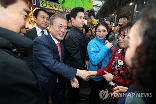 문 대통령, 포항 죽도시장 방문