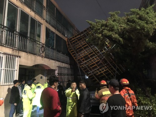 강풍에 빌라 덮친 공사장 가설물 '아찔'