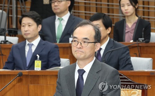 의원 발언 듣는 문무일 검찰총장