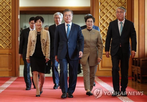 문 대통령, 신임 재외공관장과 함께 입장