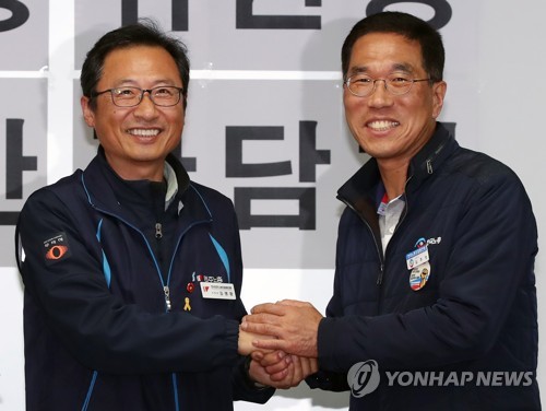 악수하는 양대노총 위원장