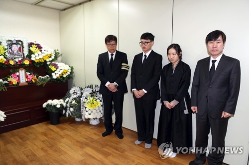 윤창호 빈소 지키는 사람들