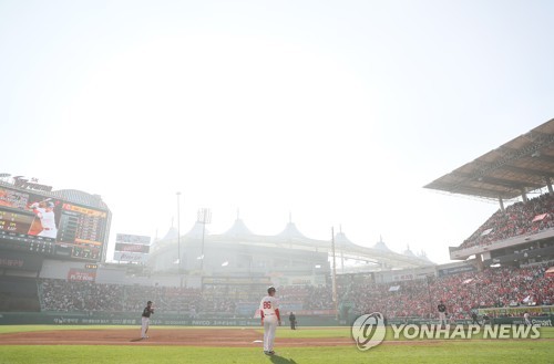 미세먼지로 뿌연 야구장