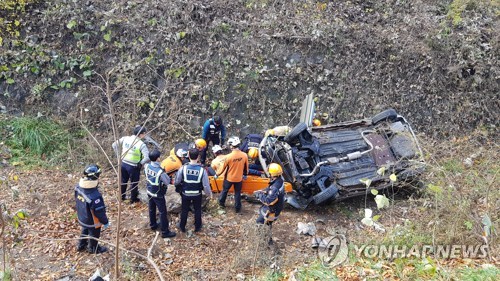 수로로 추락한 승용차