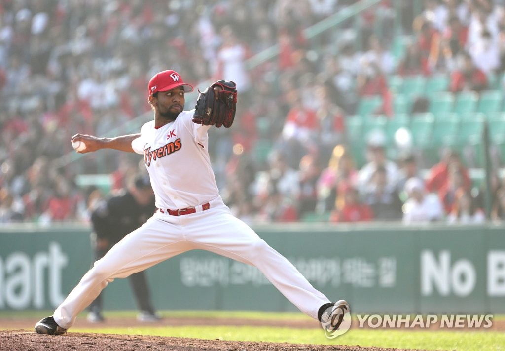 In this file photo from Nov. 10, 2018, Angel Sanchez of the SK Wyverns throws a pitch against the Doosan Bears in the top of the sixth inning of Game 5 of the Korean Series at SK Happy Dream Park in Incheon, 40 kilometers west of Seoul. (Yonhap)