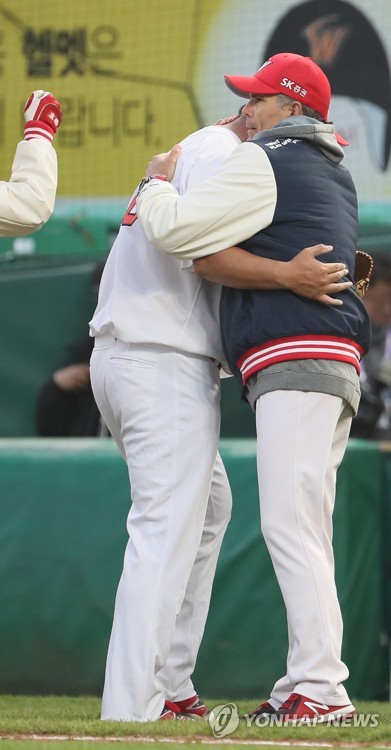 마무리투수 안아주는 힐만 감독
