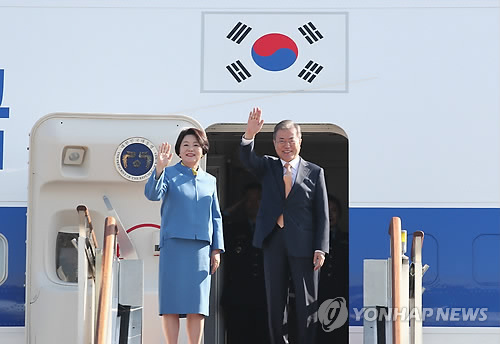 문 대통령 내외, 싱가포르로 출국