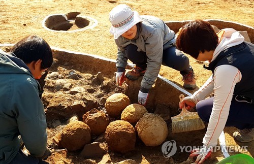 고창서 조선시대 시한폭탄 비격진천뢰 11점 발견