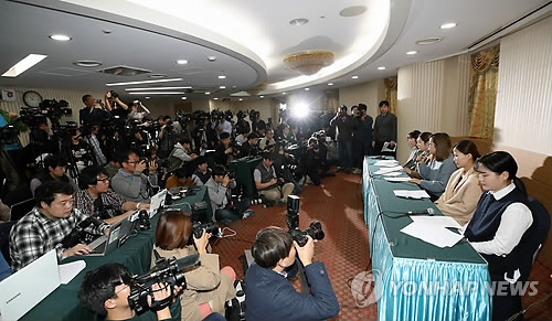 기자회견하는 컬링 전 여자대표팀 '팀킴'
