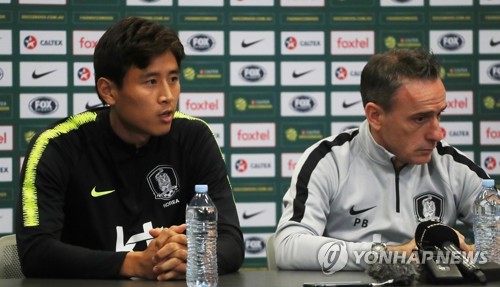 기자회견 하는 벤투 감독과 구자철