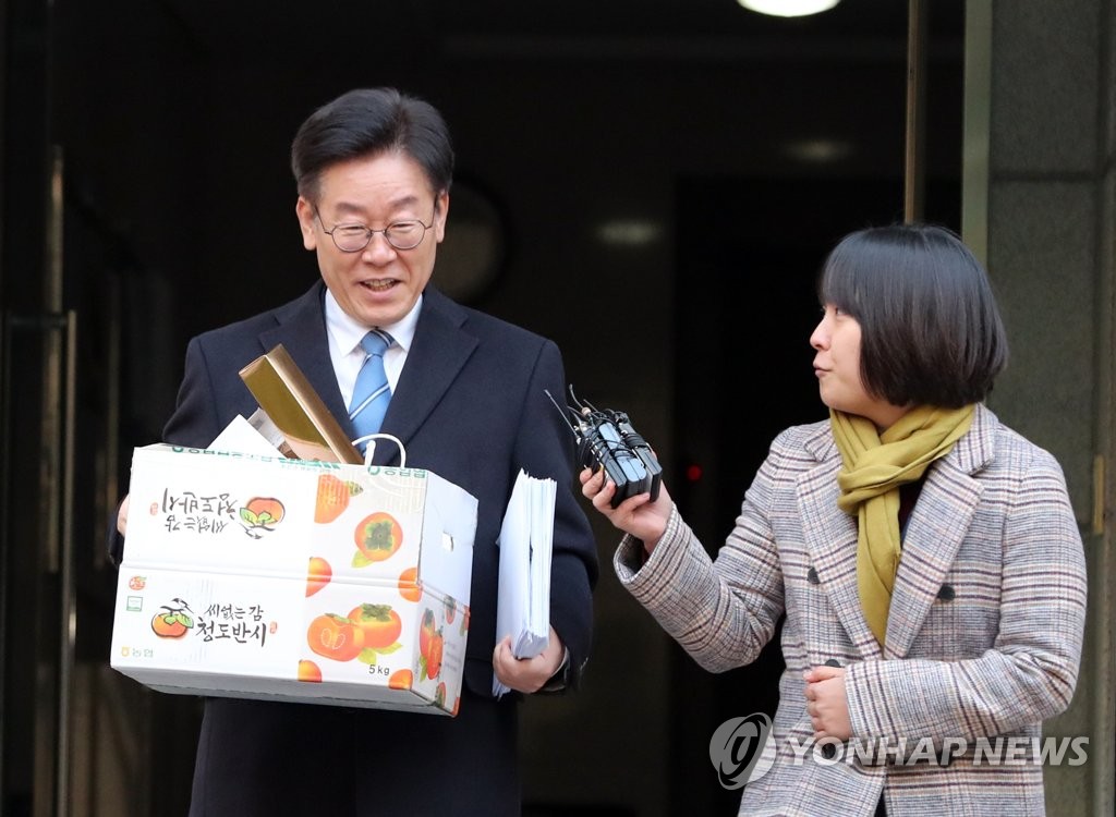입장표명 위해 집무실 향하는 이재명 지사