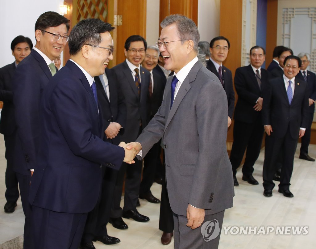 김동연 경제부총리와 인사하는 문 대통령