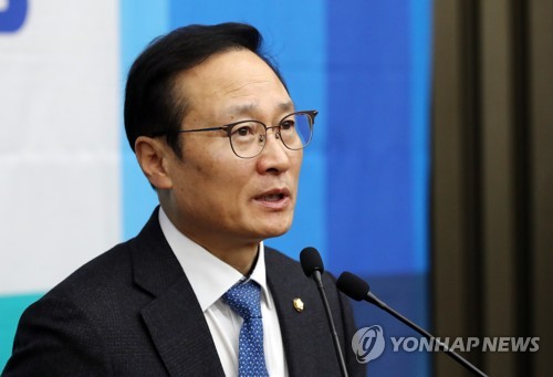 발언하는 홍영표 원내대표