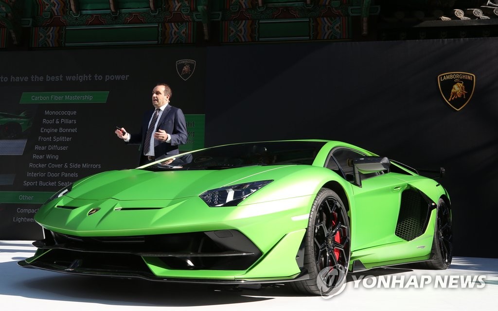 ランボルギーニ 「市販最速車」公開