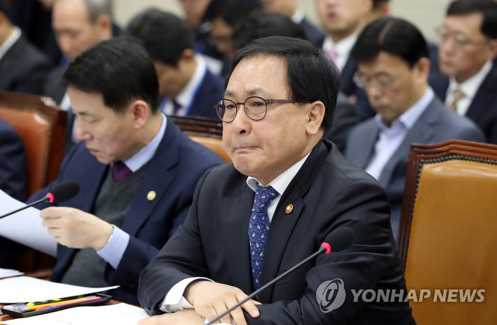 심각한 표정의 유영민 장관