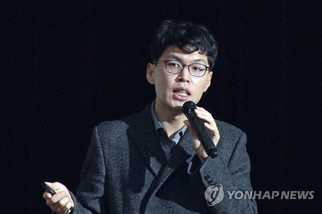 국민소통포럼에서 강연하는 손아람 작가