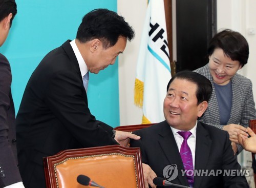 박주선 의원과 인사하는 손학규 대표